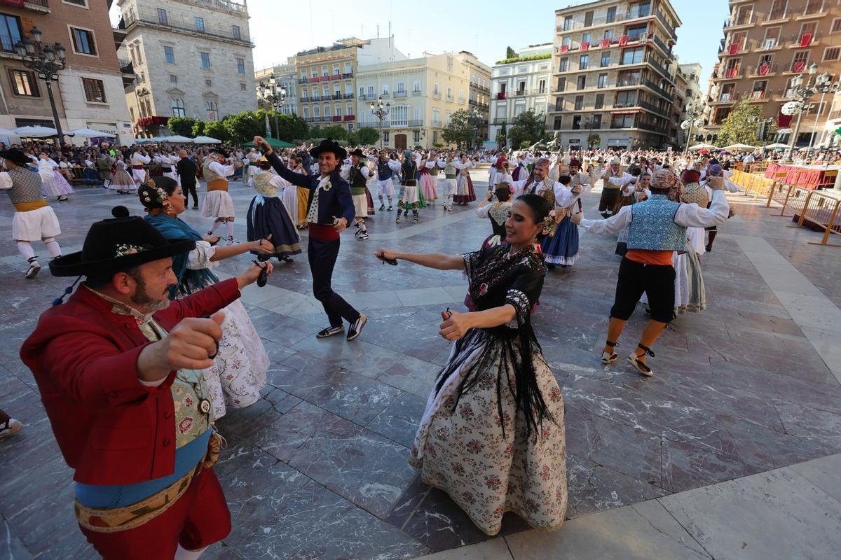La 'dansà dels pobles' toma la Plaza de la Virgen
