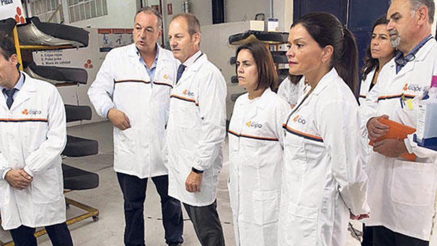 Jesús Lago, director gerente de Aimen, José Antonio Rodríguez, CEO del Grupo Copo, y la alcaldesa de Mos, Nidia Arévalo, acompañaron a Juan Cividanes y Patricia Argerey en su visita a las instalaciones.  // Cristina Graña