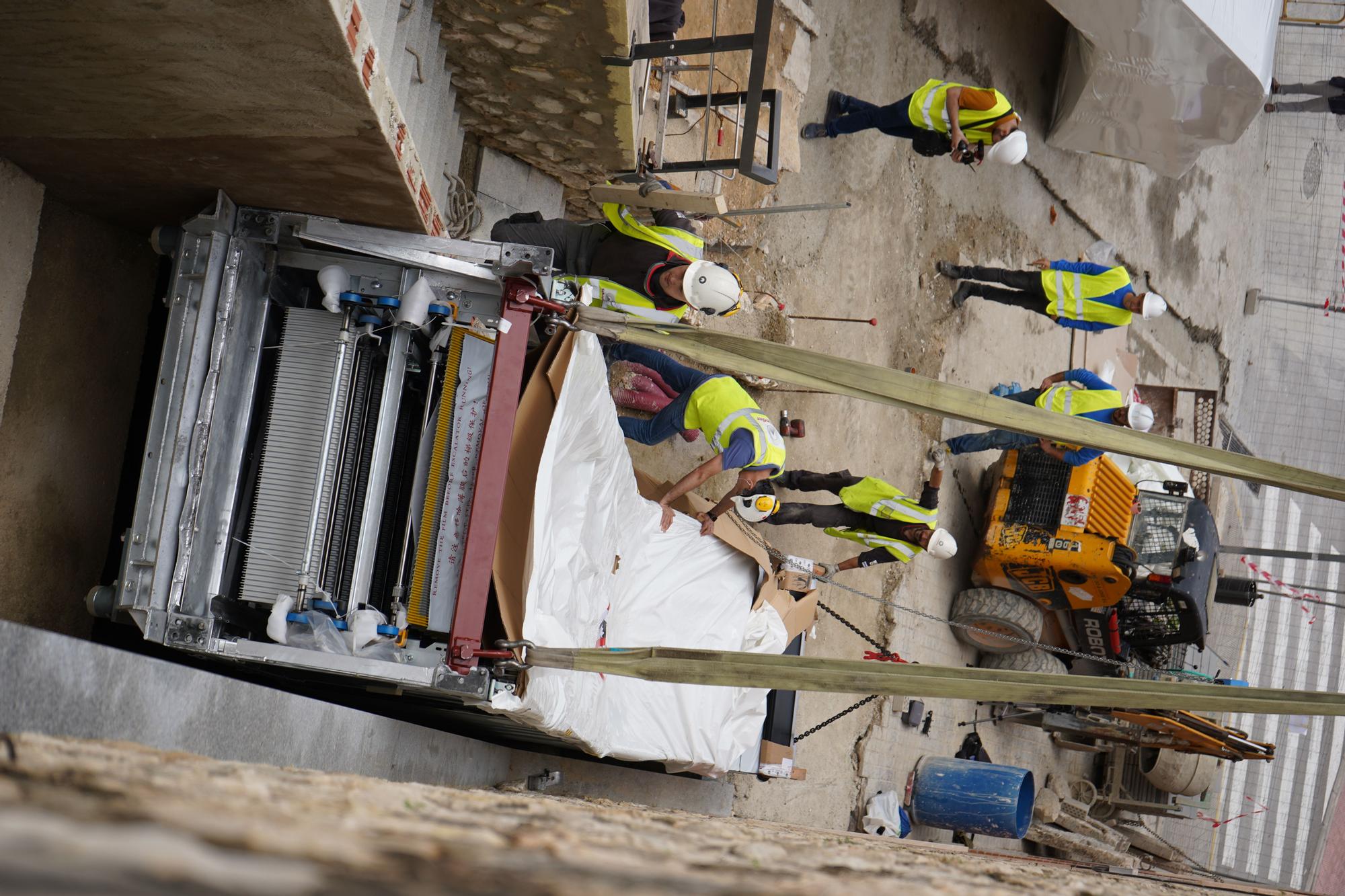 Inician el montaje de las escaleras mecánicas del Mercat de Ontinyent