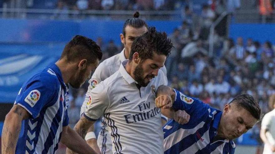 Isco, entre dos jugadores del Alavés.