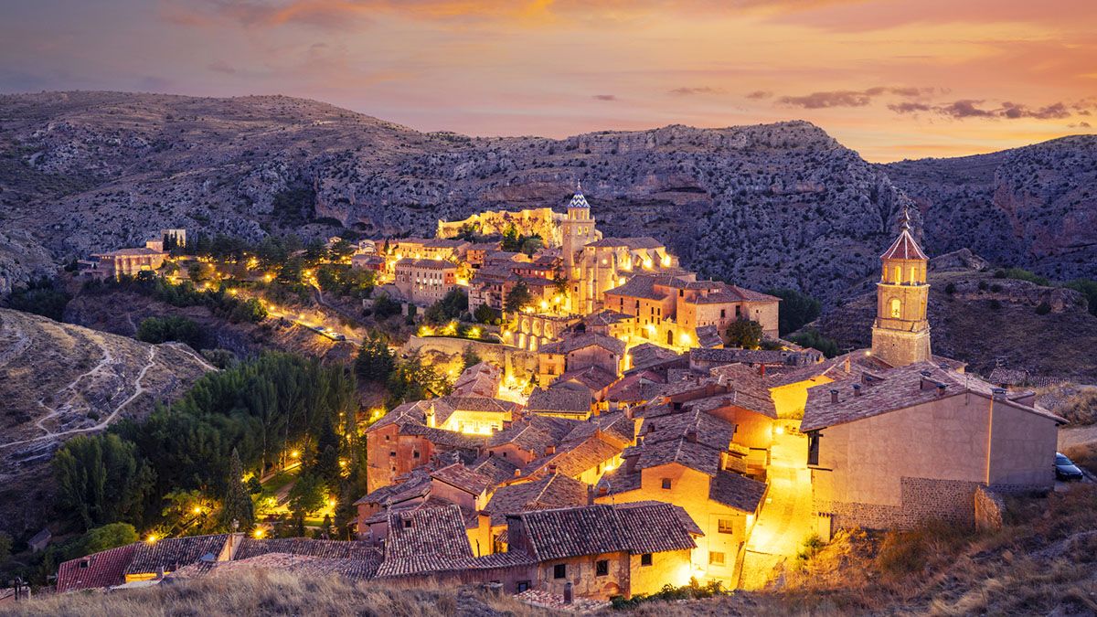 La magia de la Navidad transforma los pueblos en paisajes de luz, tradición y calma