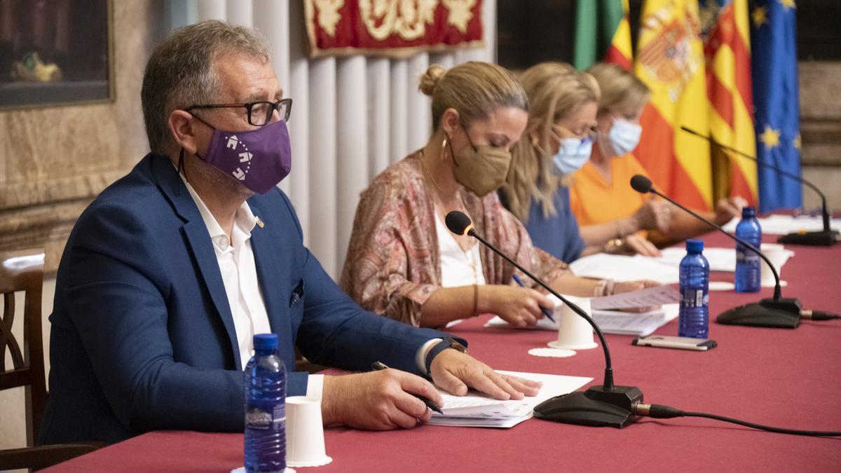 El presidente de la Diputación señala que estas ayudas ayudarán a paliar las pérdidas a unos 150 locales.