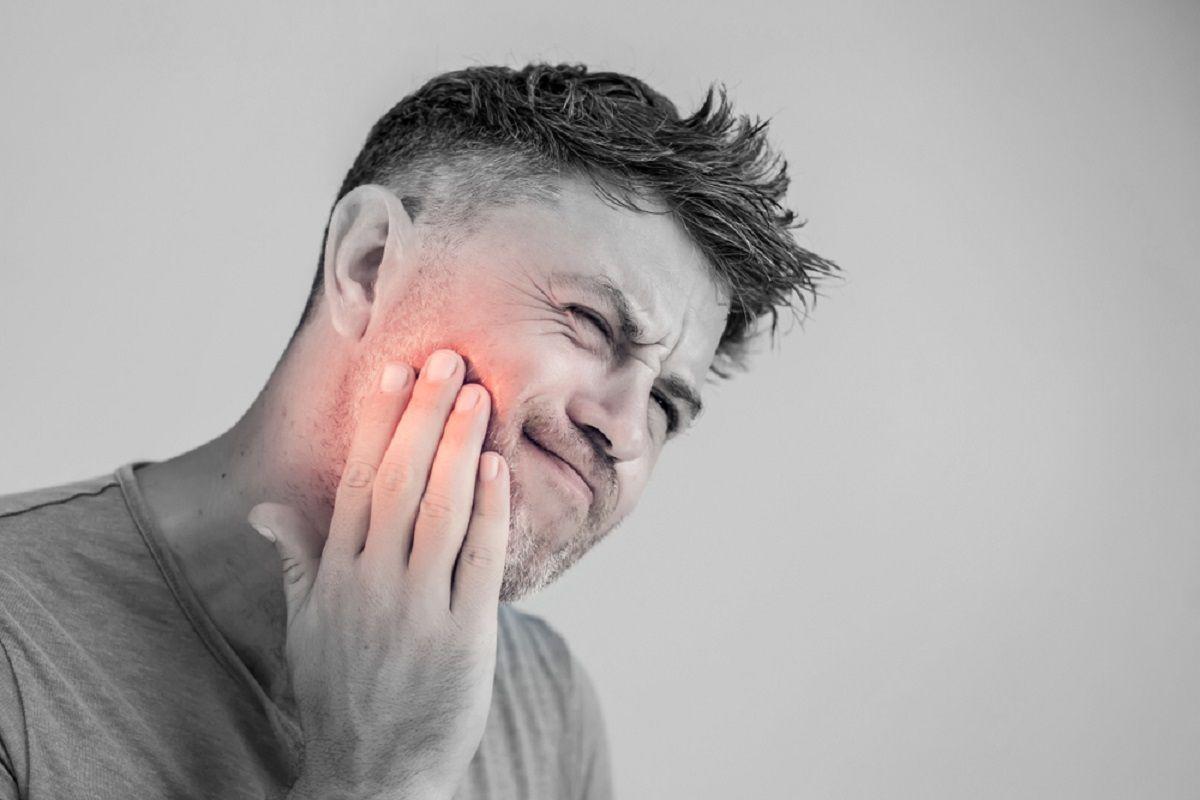 La fractura de mandíbula ocasiona un intenso dolor. También puede provocar la inflamación de los tejidos.