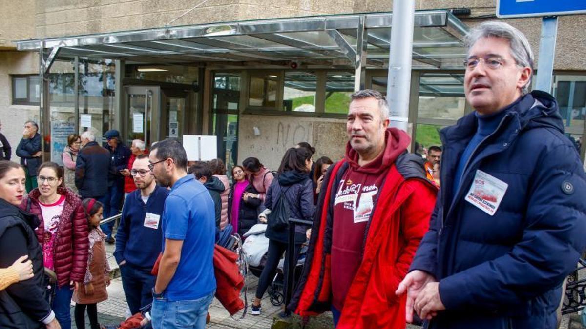 El alcalde en una protesta ante el centro de salud de O Grove.
