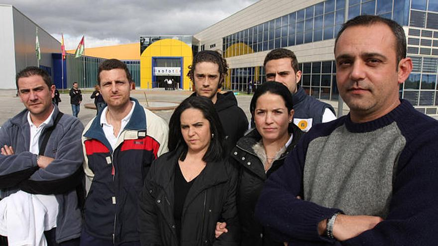 Incertidumbre futura. Los trabajadores de Isofotón, afectados por el ERE, se plantean muchas dudas, tanto personales como laborales.