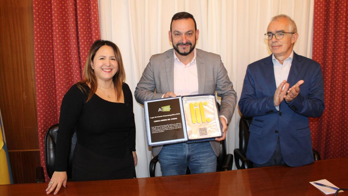 Por la izquierda, Graciela Mier, Manuel Ángel Álvarez y Antón García, en el Ayuntamiento de Mieres.