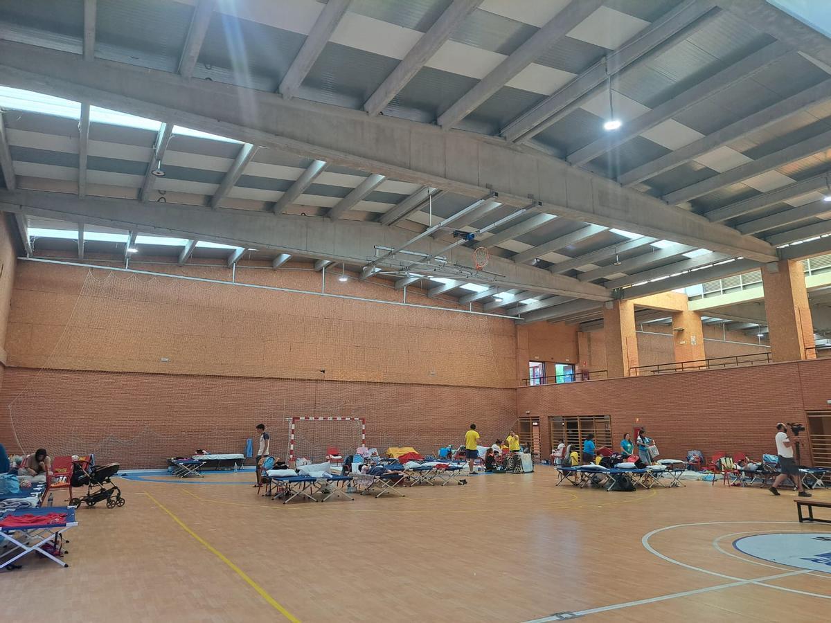 Camas distribuidas en el Polideportivo La Cantera, en Leganés