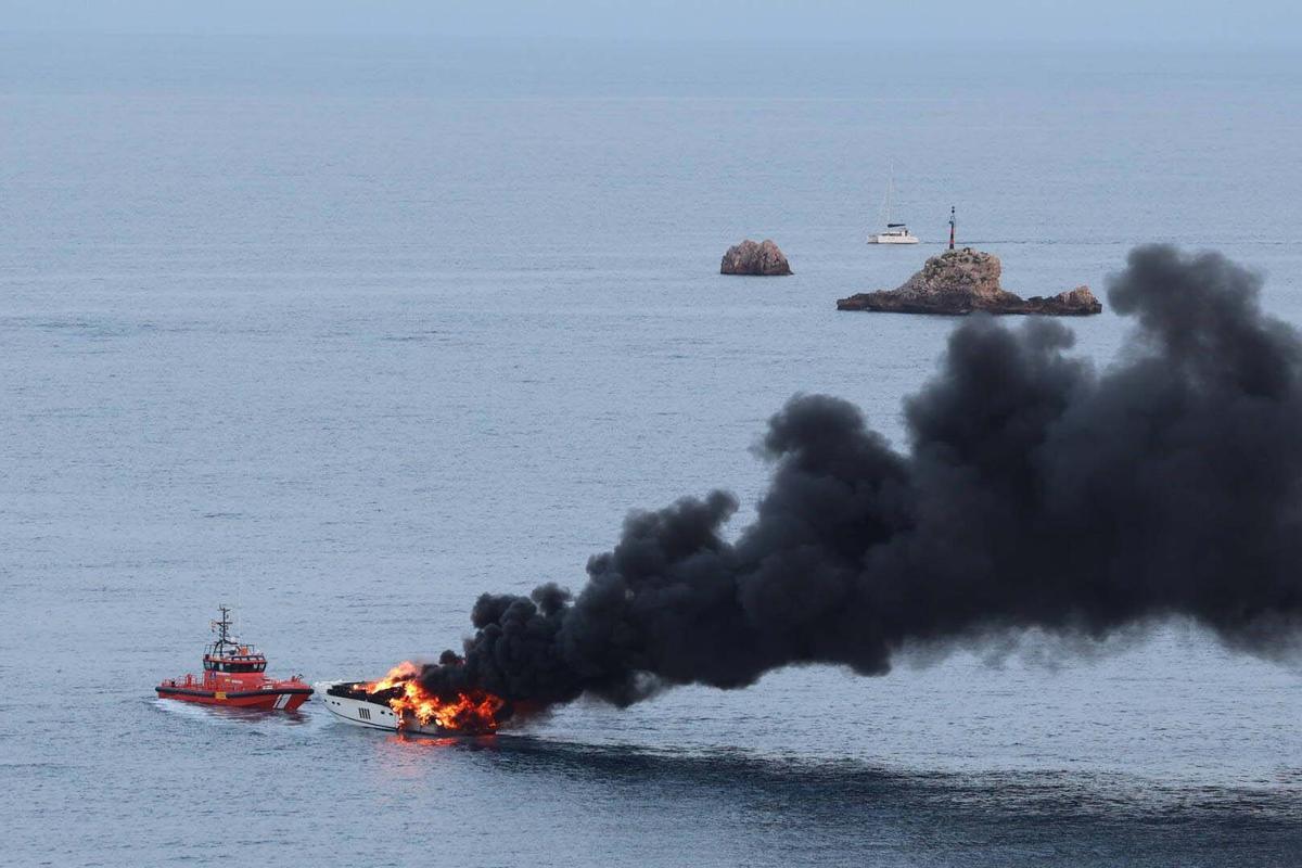 Incendio de una lancha cerca de s'Illa Negra en Ibiza