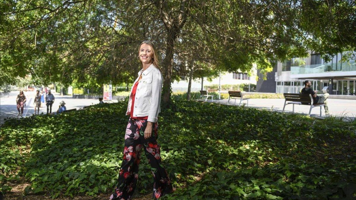 La alcaldesa de Sant Cugat, Mireia Ingla, frente al Ayuntamiento.