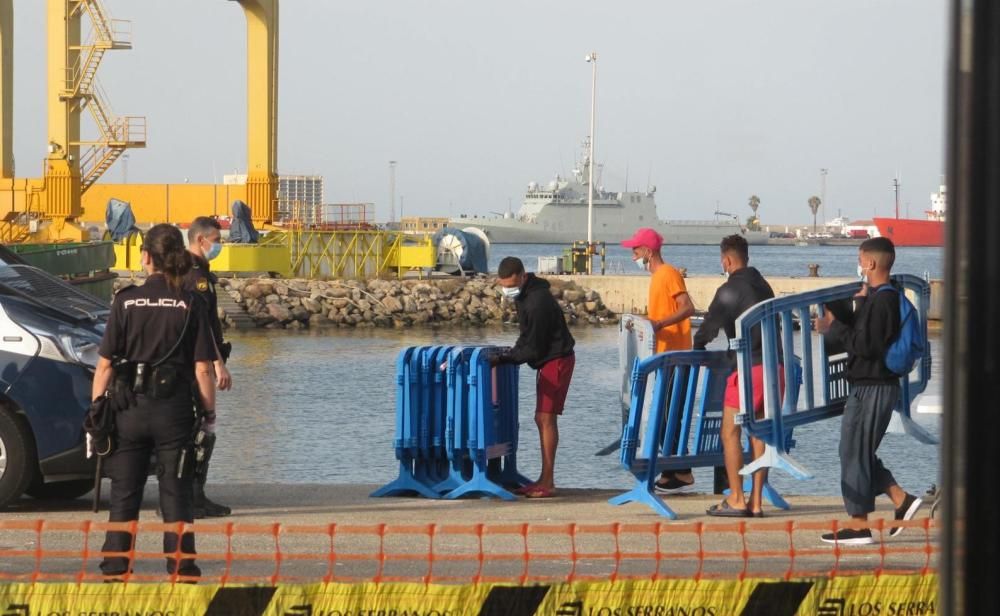 Inmigrantes en el puerto de Cartagena.