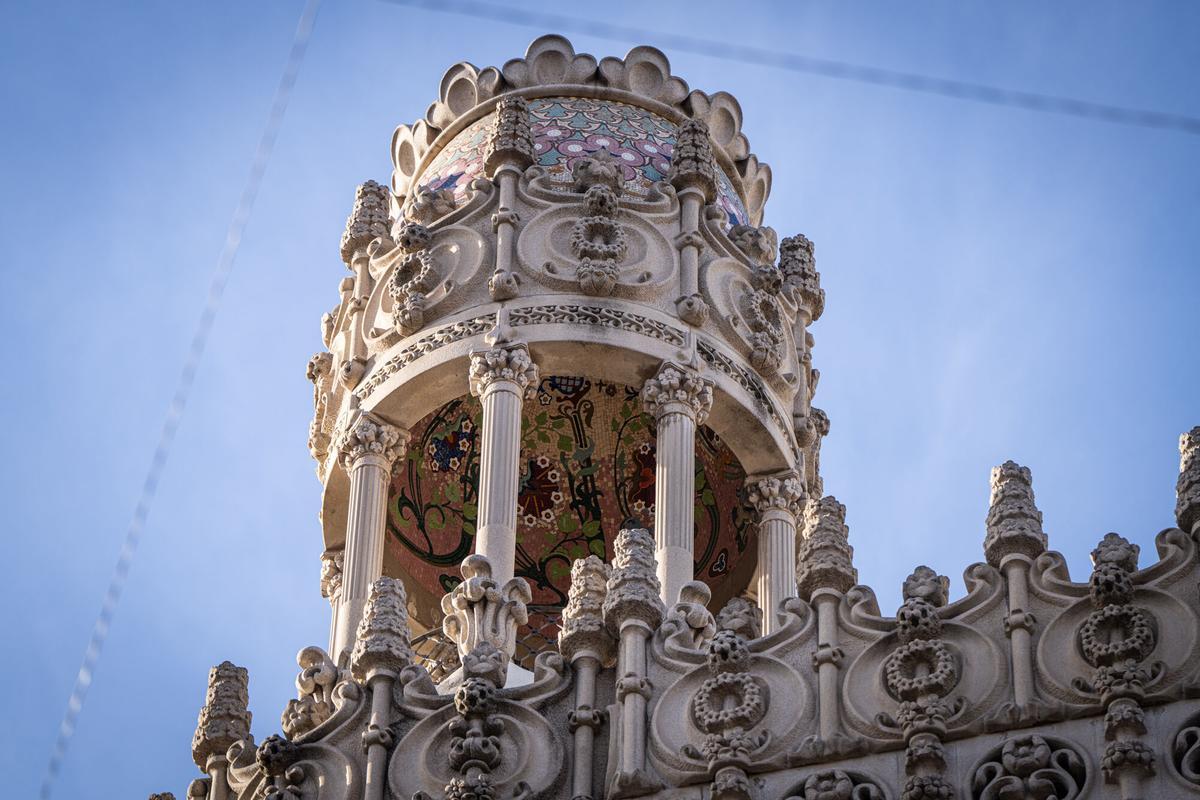 Coronamiento de la Casa Lleó i Morera modernista, en el paseo de Gràcia