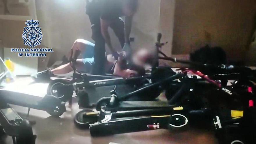 Un hombre simula su propio secuestro para intentar evitar su arresto por el robo de 37 patinetes eléctricos