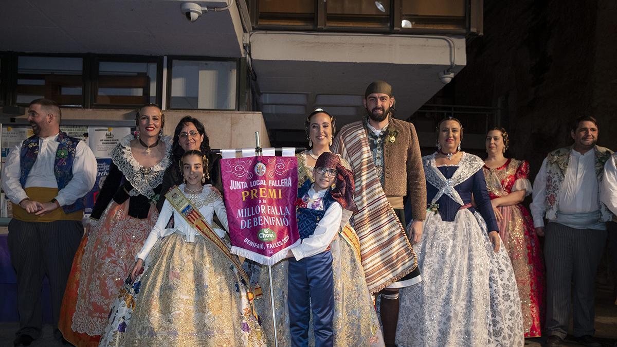 Los representantes de Santa Bárbara con el banderín del primer premio.