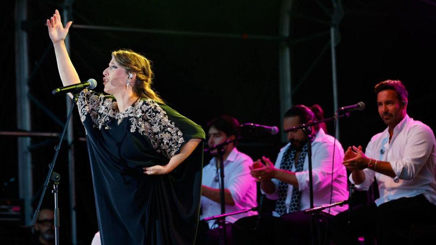 Argentina pone la nota flamenca en la Plaza Mayor por la Semana Grande de Gijón