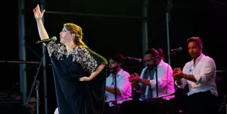 Argentina pone la nota flamenca en la Plaza Mayor por la Semana Grande de Gijón