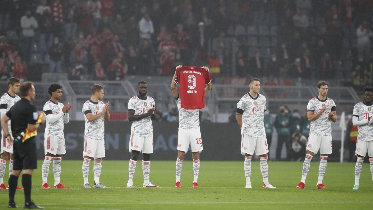 Los jugadores del Bayern homenajeando a Gerd Müller en la Supercopa alemana