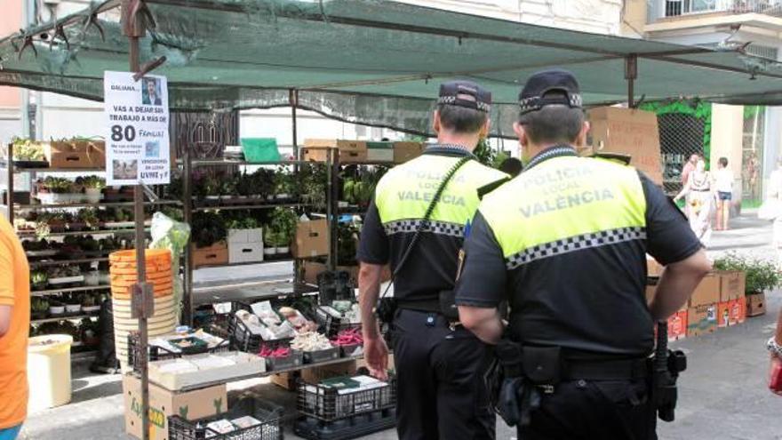 El mercadillo junto  a la Lonja desoye la limitación de venta