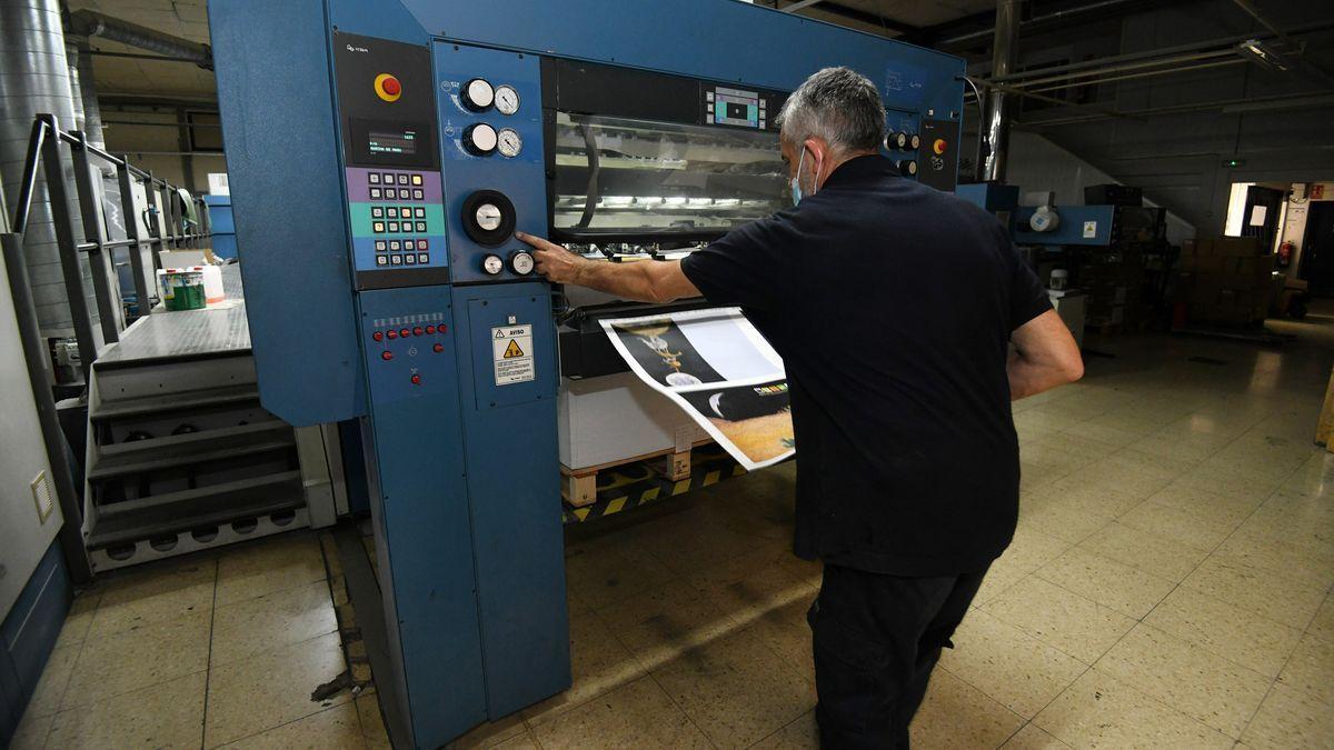 Un empleado de la imprenta gallega Gráficas Anduriña trabajando en la impresión de un proyecto