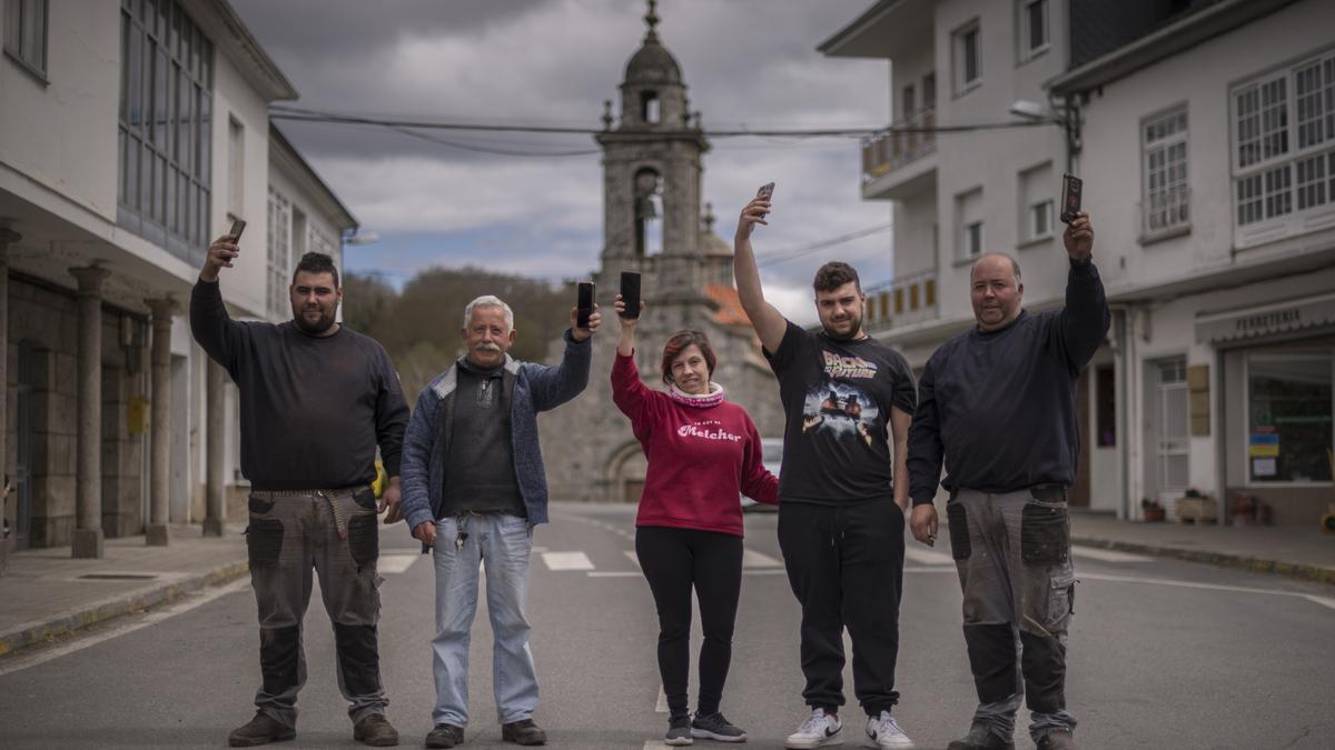 Vecinos de San Xoan de Río celebran la instalación de una red municipal de red wifi abierta.