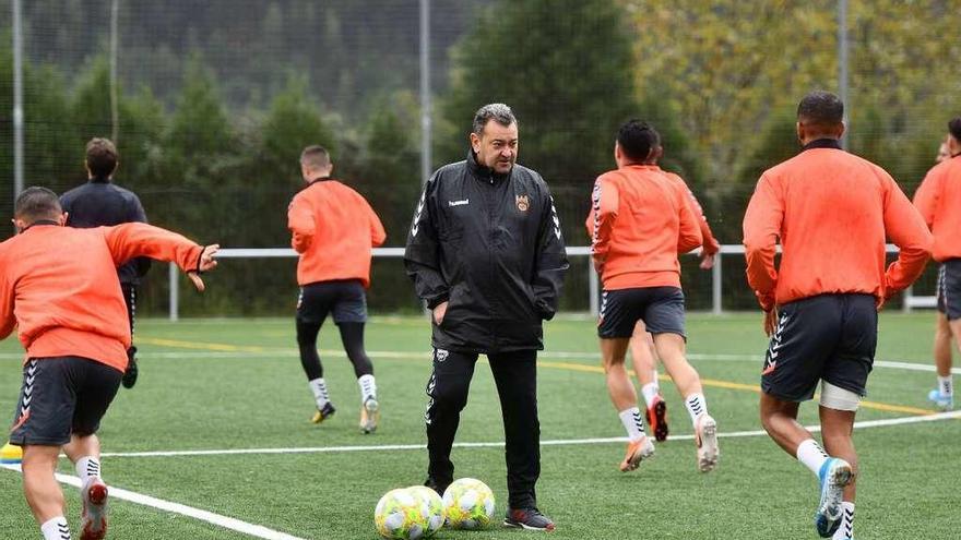 Carlos Pouso y los jugadores durante uno de los entrenamientos en Cerponzóns. // Gustavo Santos