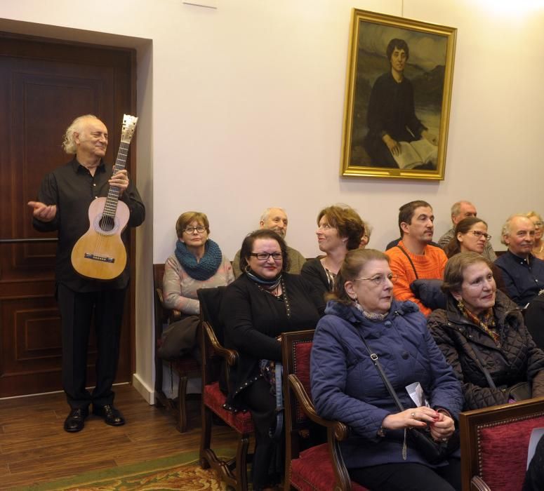 Amancio Prada canta a Rosalía