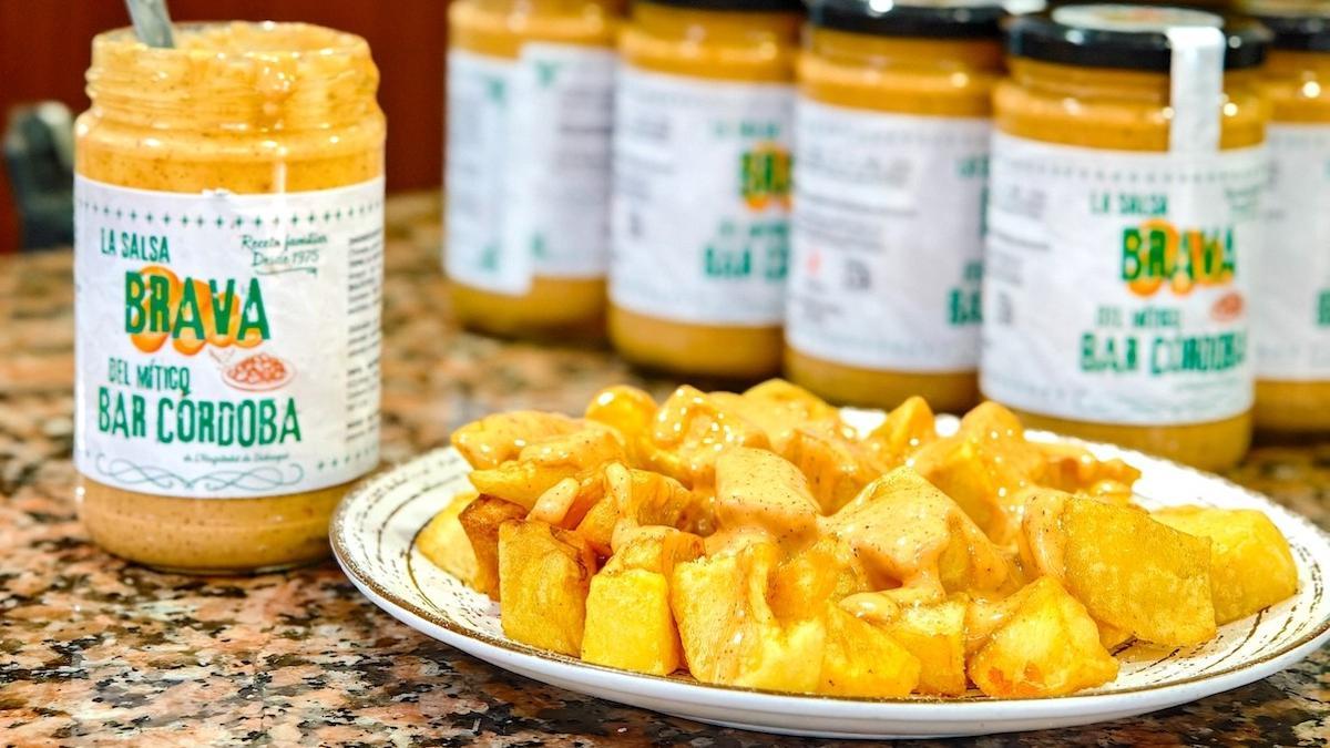 Las bravas de Bar Córdoba  y la salsa que comercializan por primera vez.