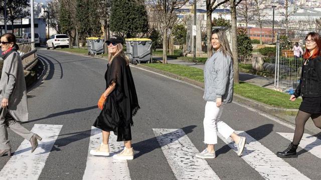 Miembros de Fegerec y del Club de Leones cruzan un paso de peatones como si fueran los Beatles. | // LOC