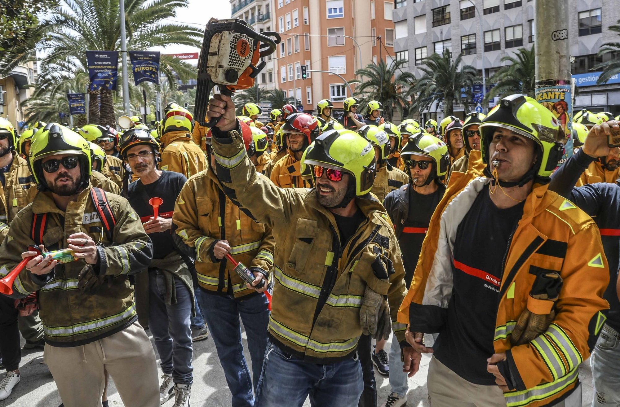 Protesta de los bomberos frente a la Diputación de Alicante