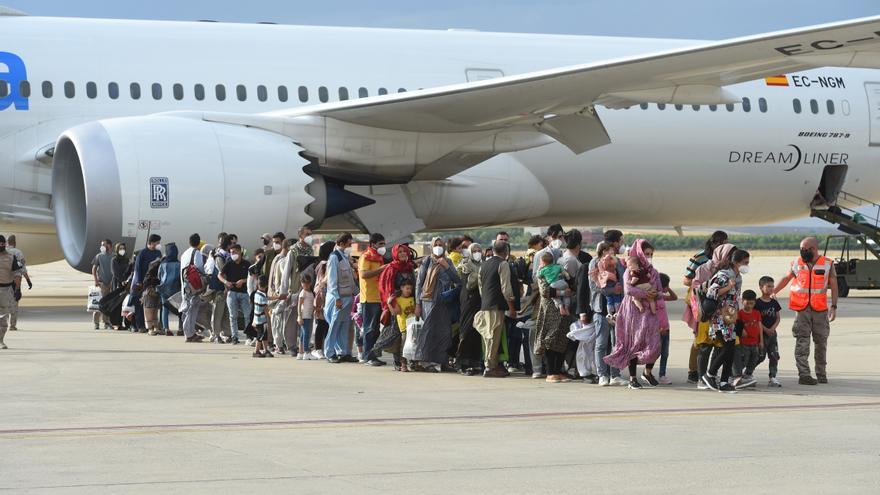 España recibe otro avión con 260 afganos evacuados.