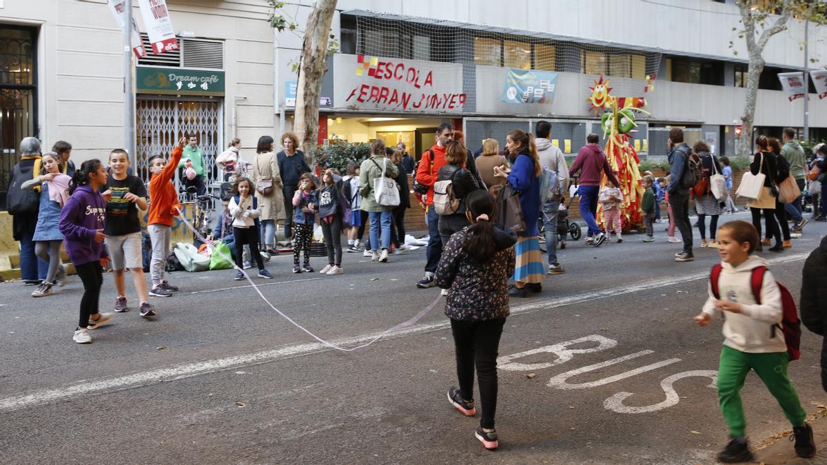 Una escola barcelonina talla el carrer Viladomat contra el soroll del trànsit