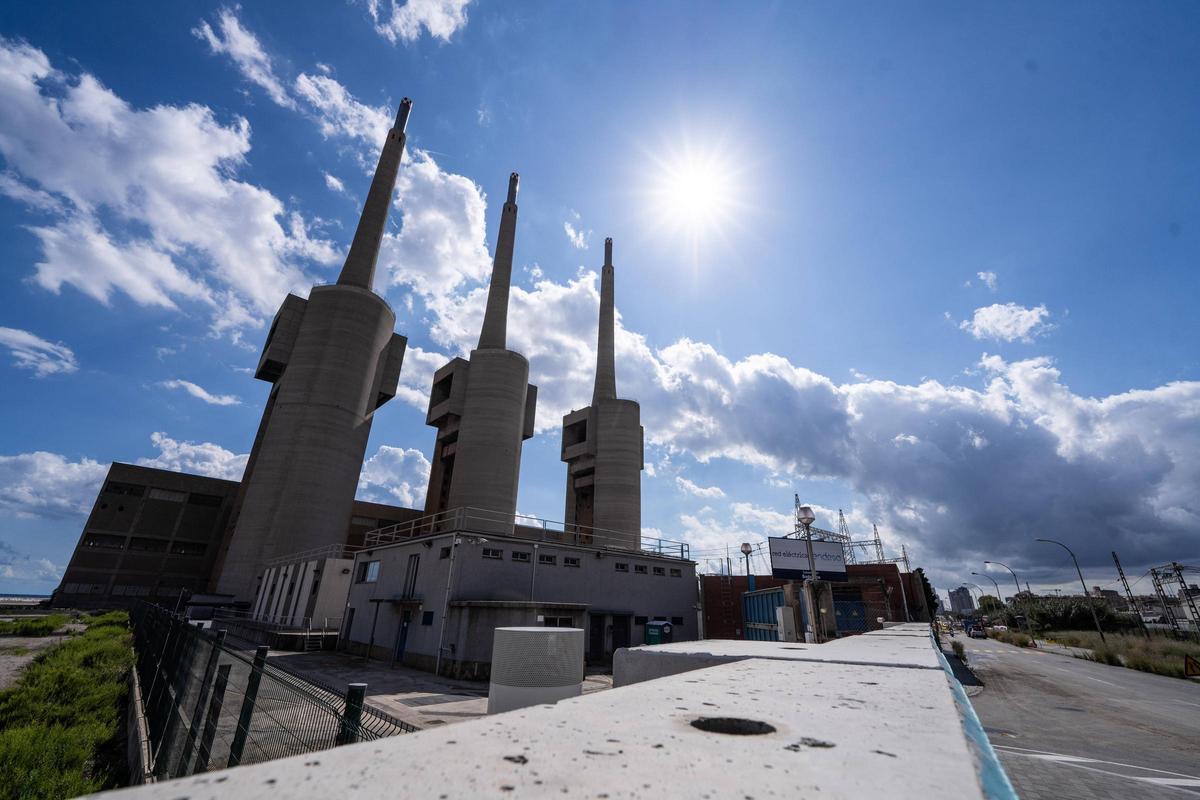 Terrenos de la subestación eléctrica donde se proyecta un edificio de oficinas, junto a las Tres Xemeneies de Sant Adrià de Besòs.
