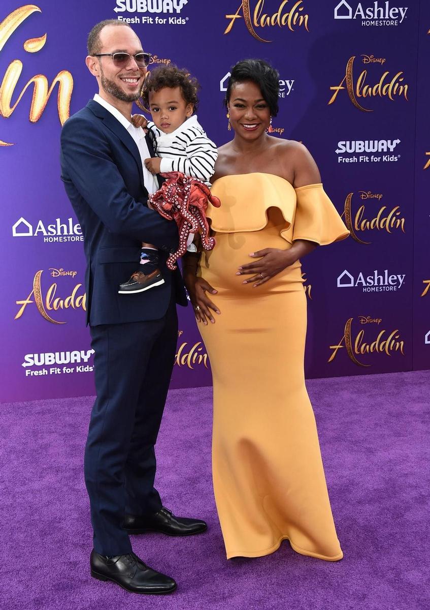 Tatiana Ali con su marido Vaughn Rasberry y su hijo Edward, en el estreno de 'Aladdin'