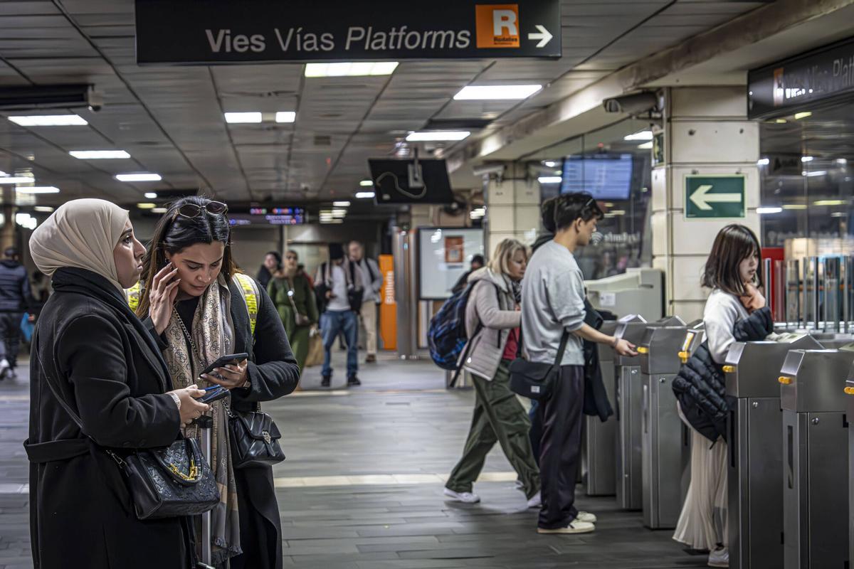 Barcelona, 30/01/2026 Barcelona. Quejas de usuarios de rodalies por demoras e incertidumbre en las llegadas del tren. Hay grupos de whatsapp de gente para saber cuando pasa el tren y si hay retrasos porque no se fían ni de las pantallas ni de las apps de rodalies. AUTOR: MANU MITRU