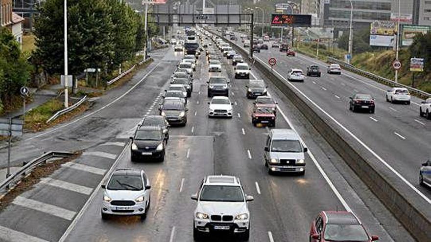 Tráfico por la avenida de Alfonso Molina, uno de los principales accesos a la ciudad.