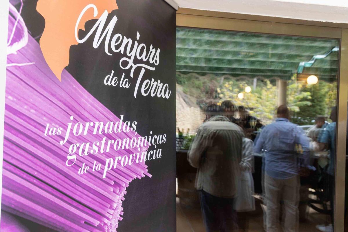 Ca’Vins amb Brases de la Nucía cierra la semana de Menjars de la Terra en las Marinas con un arroz meloso de pato, nísperos de Callosa y piñones como gran protagonista