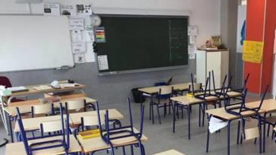 Concentraciones de los defensores de la enseñanza concertada esta semana en Alicante y un aula vacía a causa de la huelga por la jornada contínua.