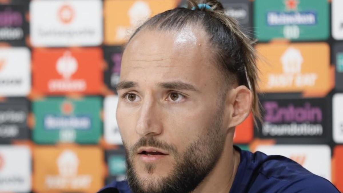 Nemanja Gudelj, en rueda de prensa