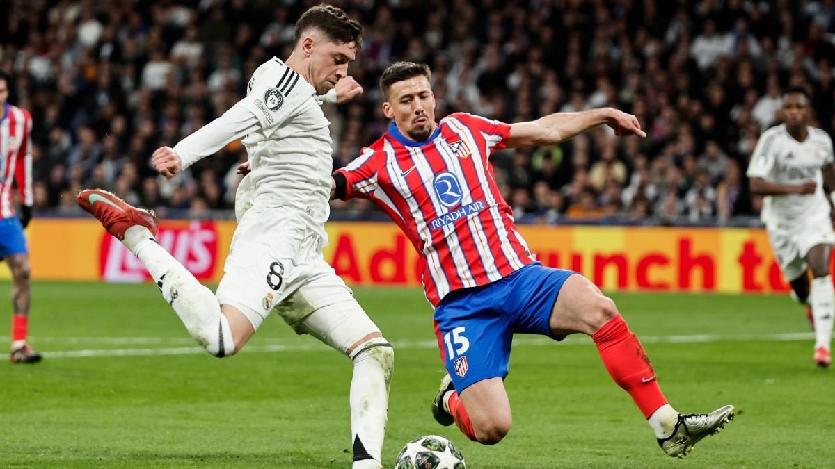 Lenglet trata de tapar un disparo de Valverde en la pasada edición de la Champions League