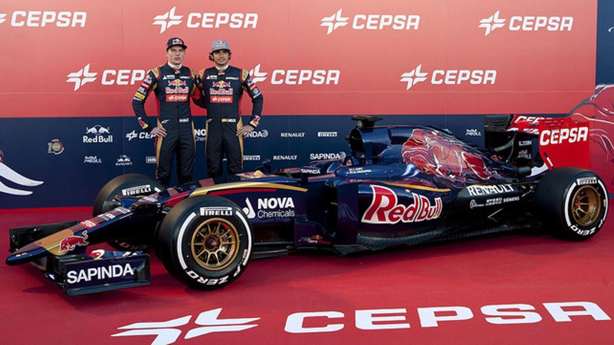 El holandés Max Verstappen (izquierda) y el español Carlos Sáinz, durante la presentación del nuevo coche del equipo Toro Rosso de F-1, este sábado en Jerez