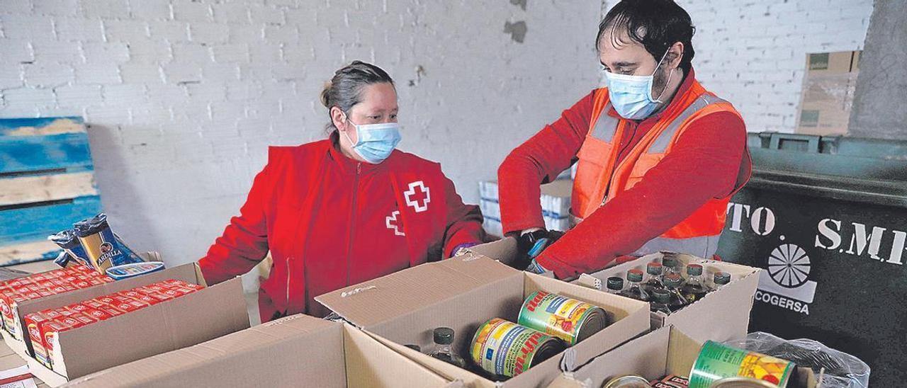 Un reparto de comida organizado por Cruz Roja del Alto Nalón en Sotrondio.