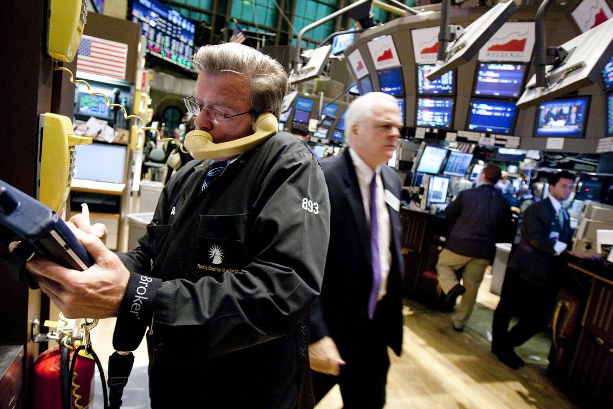 Traders work on the floor of the New York Stock Exchange in New York, U.S., on Thursday, June 18, 2009. U.S. stocks snapped a three-day losing streak as an unexpected drop in continuing jobless claims and better-than-estimated reports on leading indicators and manufacturing added to evidence the recession is easing. Photographer: Andrew Harrer/Bloomberg News. Mercados bursátiles,, Bolsa, agentes