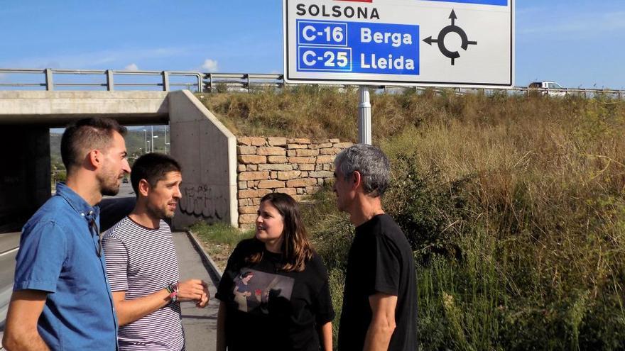 Marañón, Cid, Querol i Costa conversant entre les dues rotondes cap a Viladordis que connecten la C-55 i l&#039;autopista C-16, ahir a la tarda.