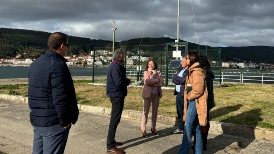 A directora xeral, no centro, na súa visita ao porto de Brens / x. g.