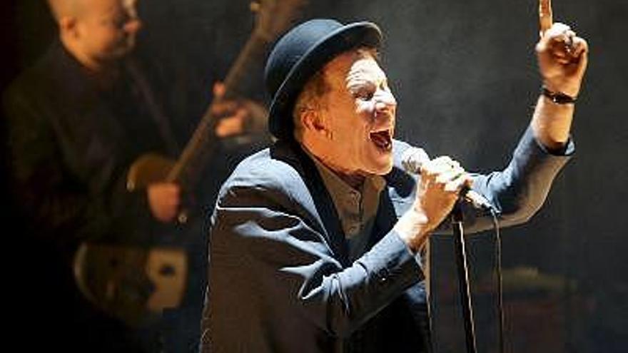 El músico estadounidense Tom Waits en un momento de su actuación  en el Kursaal de San Sebastián, donde ha abierto su gira europea en la primera visita a España de su carrera. Además, completará su visita al país con dos conciertos en Barcelona.