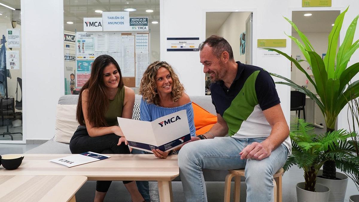 Susana Corrales y su equipo de Ymca Málaga, en una foto de archivo.