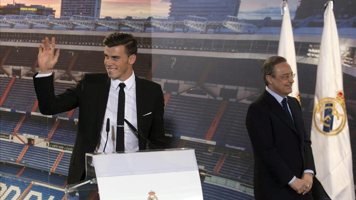 Gareth Bale y Florentino Pérez, el pasado octubre durante el acto de ampliación del contrato del galés