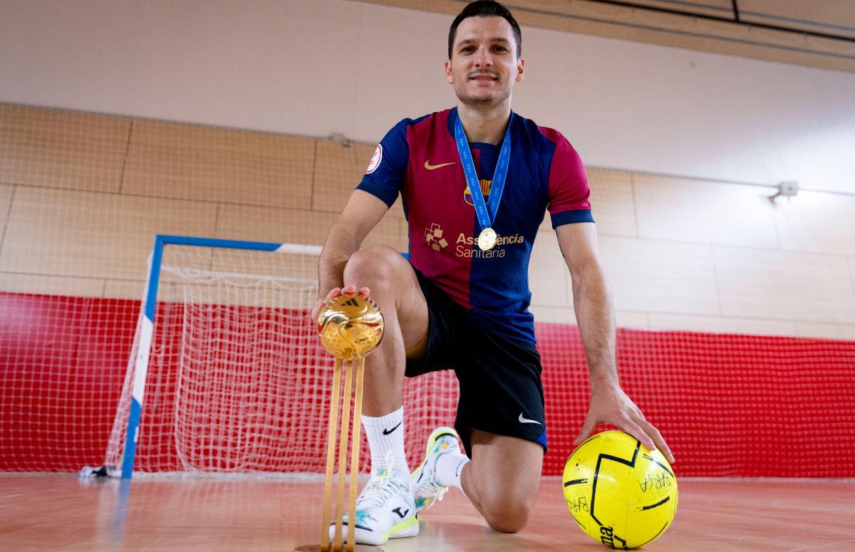 Dyego compartió con SPORT su valioso botín mundialista