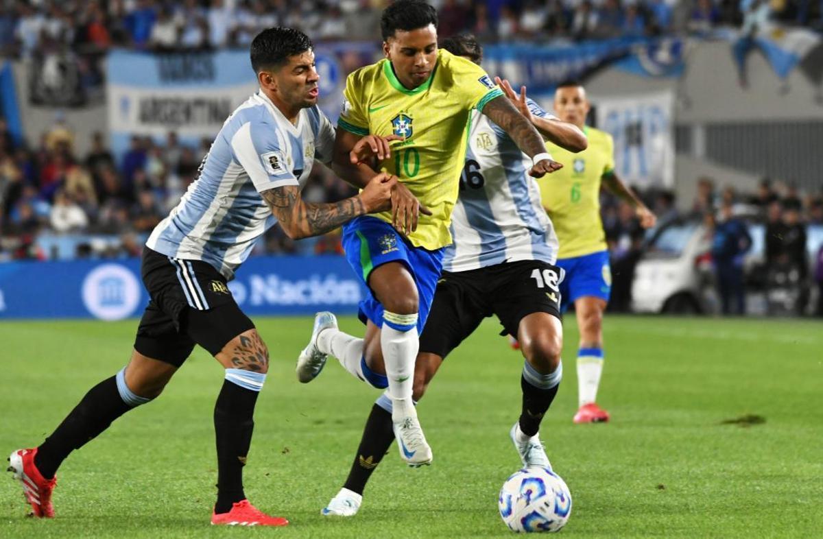 Rodrygo trata de zafarse de un rival en el partido ante Argentina