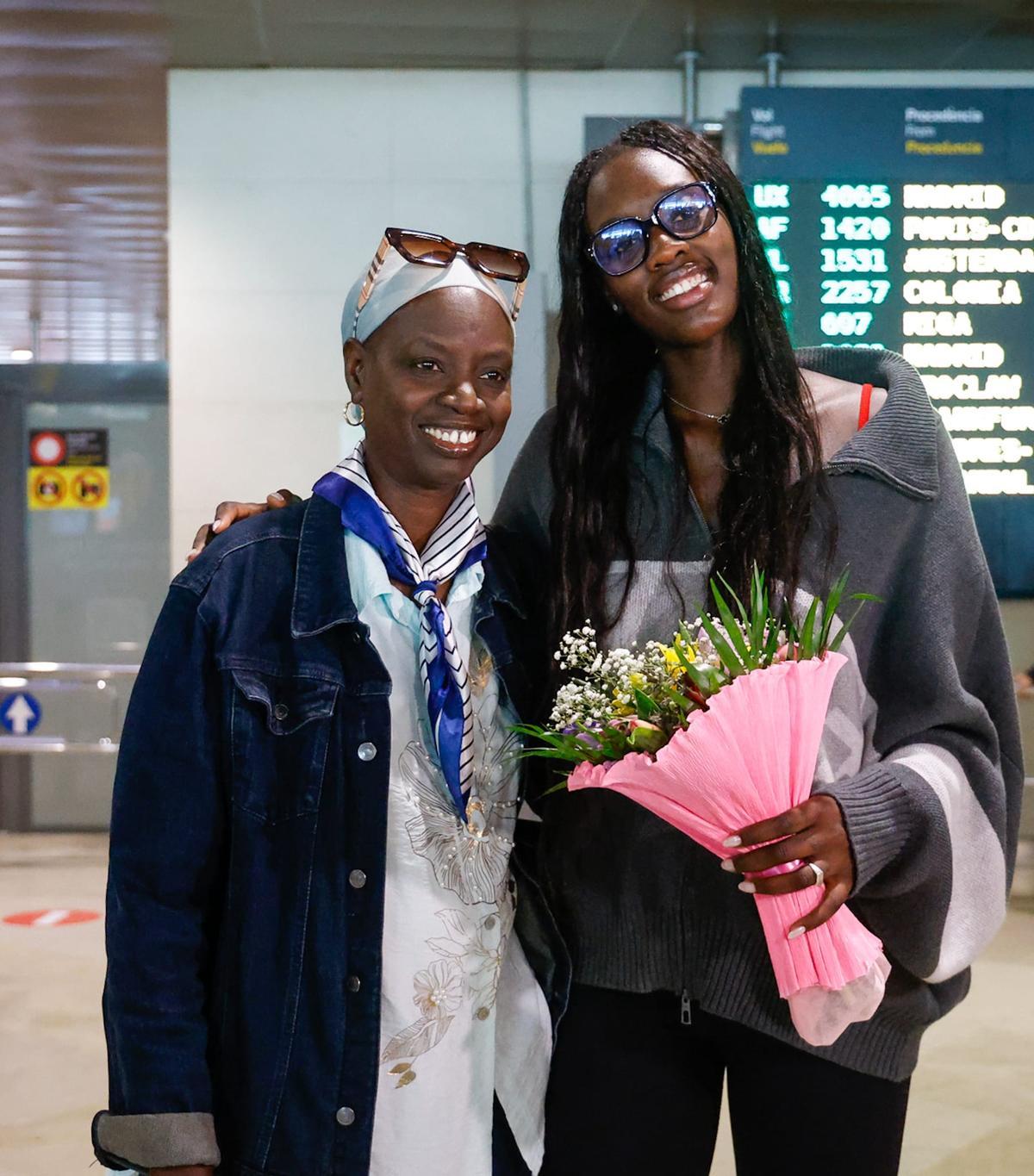 La jugadora fue recibida por su madre y otros familiares