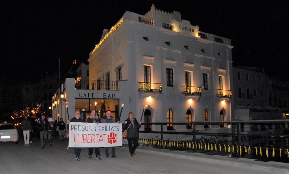 La gent de Cadaqués se suma a la marxa de torxes nadalenca.